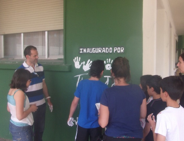 El pelotari Titín III inaugura un frontón de pelota mano en la residencia ‘Iregua’ de Logroño