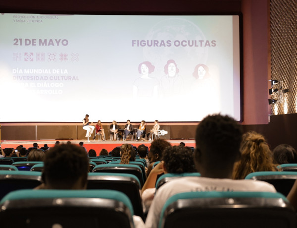 Dos jóvenes participan en la mesa redonda posterior a la proyección