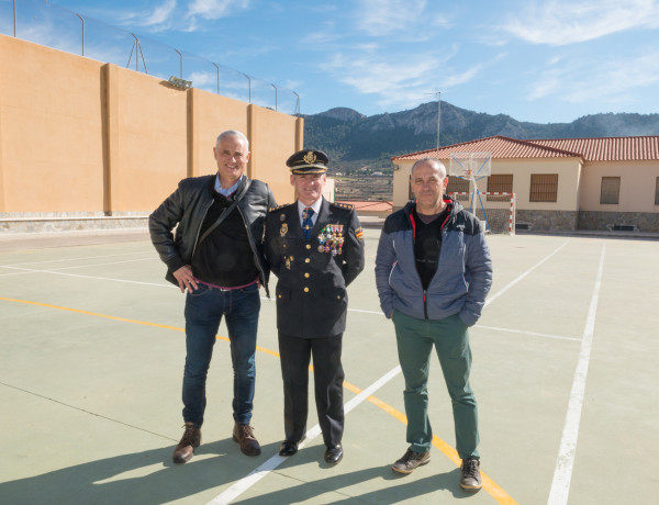 Visita del comisario jefe Ignacio del Olmo al centro 'La Zarza' de Fundación Diagrama.