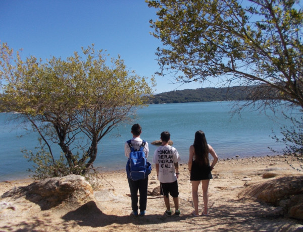 Las personas menores atendidas en el centro ‘Montefiz’ de Ourense visitan las playas fluviales de los municipios de A Veiga y Os Peares 