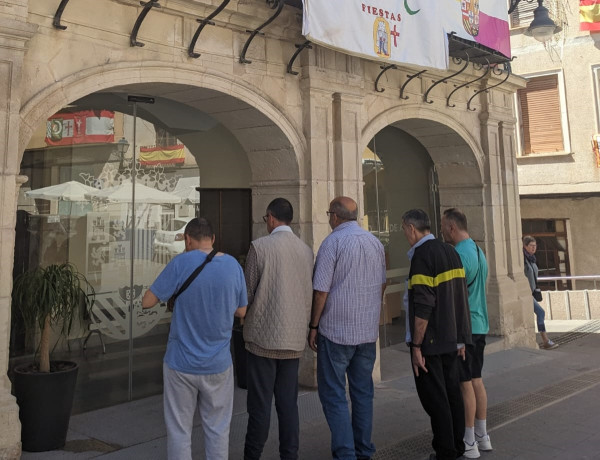 Los cinco usuarios, frente a las puertas del ayuntamiento