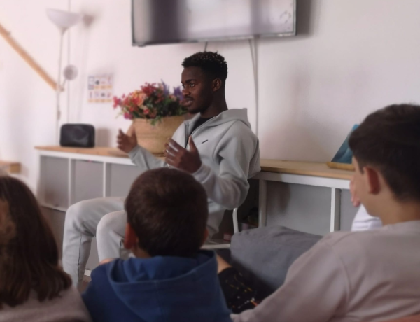 Aboubacar Bassinga visita a las niñas, niños y adolescentes del hogar 'Jiribilla'