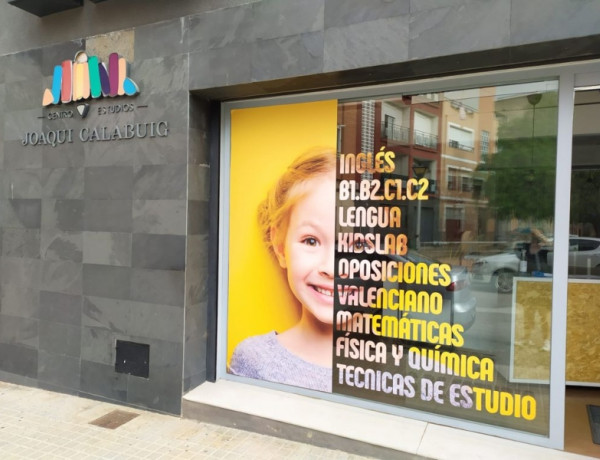 La academia de estudios Joaqui Calabuig concede becas a dos jóvenes atendidos en el hogar de acogida general ‘La Atalaya’ de Villena (Alicante)