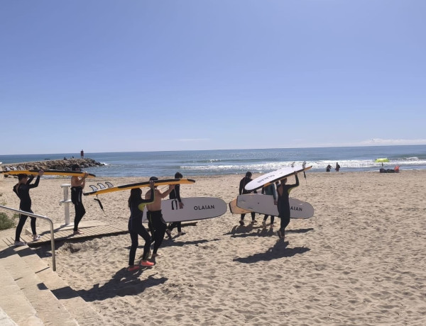 Jóvenes de la residencia 'Torrent II' se inician en el deporte del surf