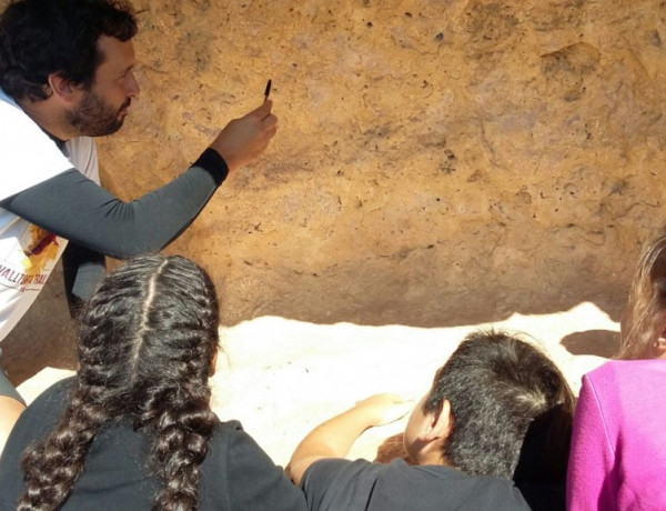 Los menores del centro ‘Sant Sebastià’ de Vinaròs (Castellón) visitan las pinturas rupestres de Morella la Vella y la V Feria Romana Thiar Julia