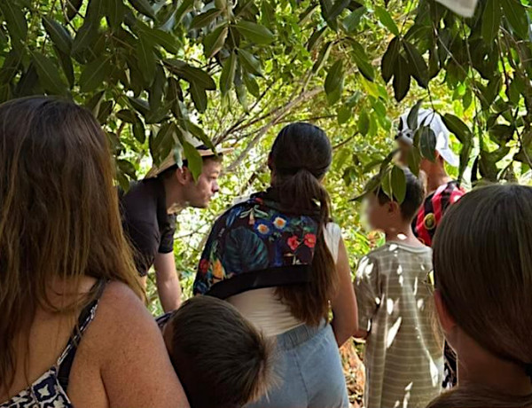 Un monitor explica a los chicos y chicas el cultivo del café