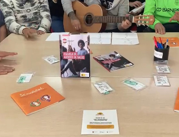 Agentes de salud tocando el tema que han compuesto