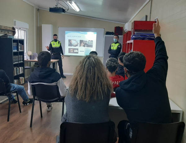 Agentes de la Policía Local imparten una charla sobre educación vial a las personas jóvenes atendidas en el centro ‘El Limonar’ de Alcalá de Guadaíra (Sevilla)