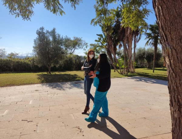 La alcaldesa de Archena, Patricia Fernández, visita junto a otras autoridades locales a las personas mayores de la residencia ‘Nuevo Azahar’.