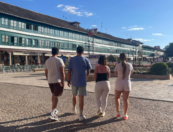 Los cuatro jóvenes, frente al teatro de Almagro donde se lleva a cabo el festival