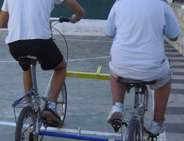 Los jóvenes del centro ‘Anassim’ de Llanera de Ranes (Valencia) participan en una actividad sobre bicicletas y diversidad funcional