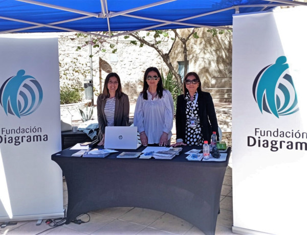 El equipo de la Fundación, en la mesa informativa de la feria