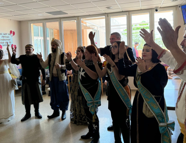 Las personas atendidas en la residencia ‘Nuevo Azahar’ reciben la visita y disfrutan de un desfile de los Moros y Cristianos de Archena