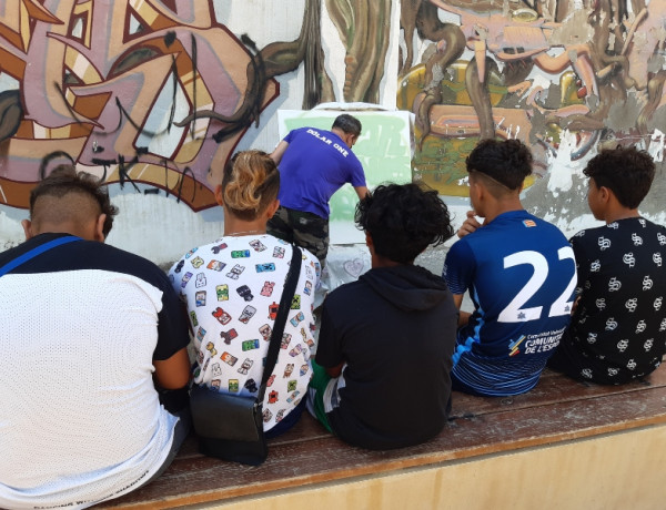 El artista grafitero Dolar One imparte un taller de sensibilización y arte en el Hogar ‘Benalúa’ de Alicante