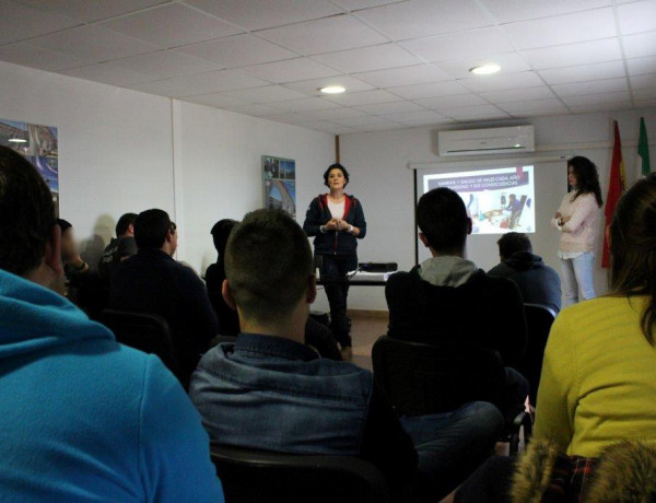 Los menores del centro ‘Los Alcores’ de Carmona (Sevilla) participan en una charla de sensibilización sobre el maltrato a animales