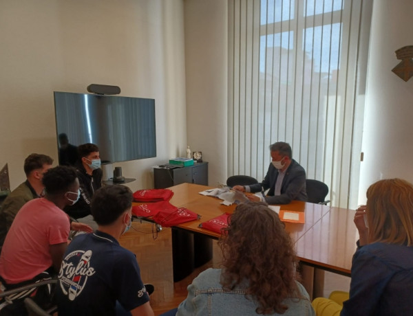 El Ayuntamiento de Blanes (Girona) recibe la visita de los jóvenes atendidos en el piso ‘El Tresmall’ de la localidad