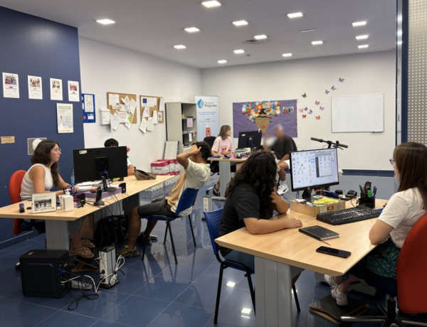 Varias personas jóvenes junto a las orientadoras laborales de Azarbe