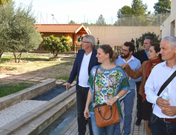 Bernard de Vos y Florence Brion (i) recorren el jardín del centro 'La Villa' con el equipo de Diagrama y Trinidad Crespo (2d)