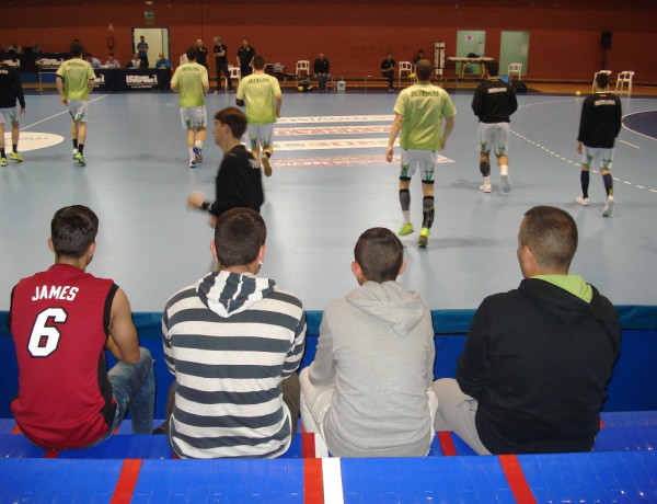 Menores de 'La Zarza' asisten a un partido del Balonmano Benidorm. Fundación Diagrama.