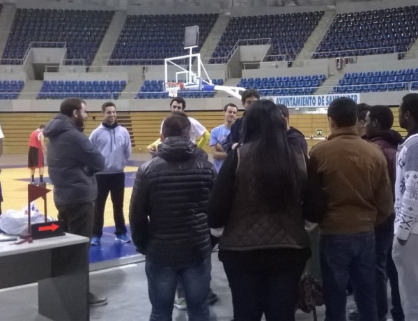 Menores del centro de primera acogida ‘El Acebo’ participan en un entrenamiento del Cantbasket de Santander