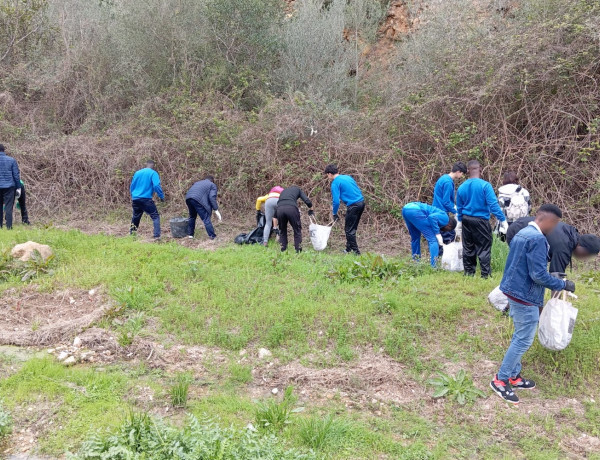 Jóvenes del SPE 'Baix Ebre' (Tarragona) en la limpieza del barranco de Safranar