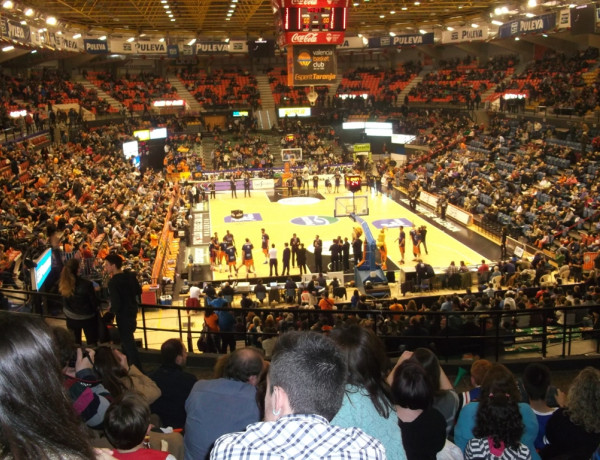 Menores de los centros ‘Campanar’, ‘Pi i Margall’ y ‘Mariano Ribera’ asisten a un partido del Valencia Basket
