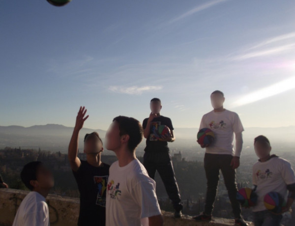 La Federación Española de Baloncesto regala a los menores del centro ‘San Miguel’ de Granada artículos promocionales de la Copa del Mundo