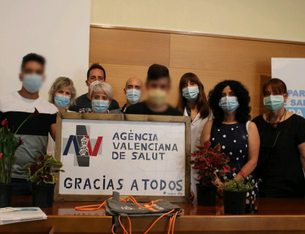 Los jóvenes de la residencia ‘La Villa’ de Villena (Alicante) agradecen su labor al equipo del Hospital de Elda con varios obsequios de elaboración propia