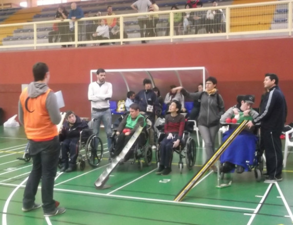 Los menores del centro de acogida ‘Campanar’ de Valencia participan como voluntarios en un campeonato de boccia para personas con discapacidad