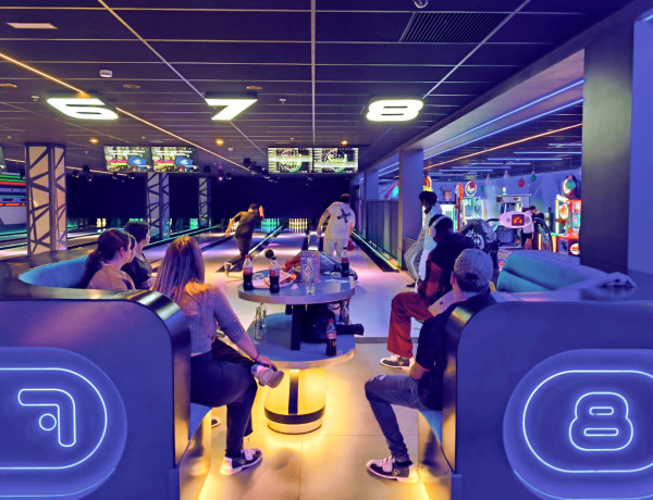 El grupo de jóvenes, en la bolera de San Fernando