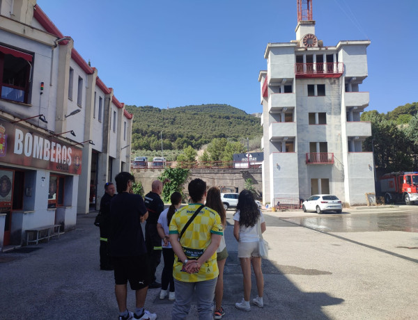 Jóvenes del SIMA Jaén durante su visita a las instalaciones del Parque de Bomberos de la ciudad