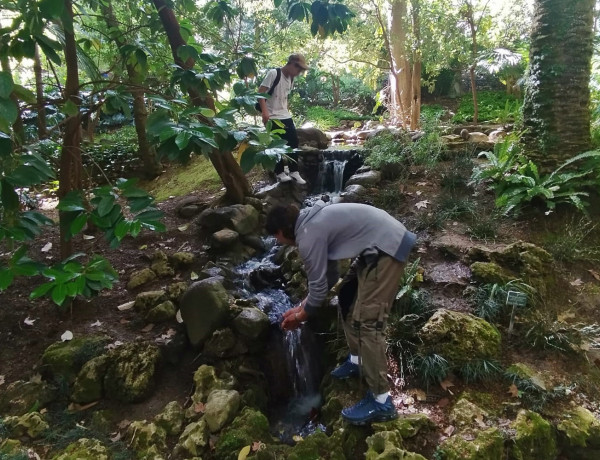 Dos jóvenes observan una de las cascadas del jardín