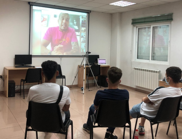 El boxeador Pablo Navascues comparte una charla con las personas jóvenes atendidas por Fundación Diagrama en Madrid