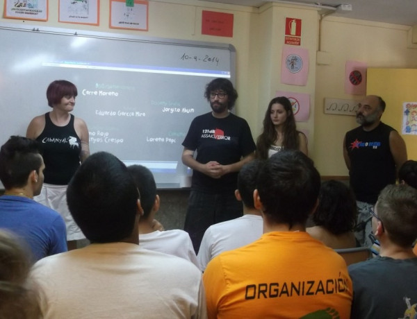 Los menores del centro ‘Campanar’ de Valencia conocen el mundo de la realización audiovisual gracias al equipo de una serie local