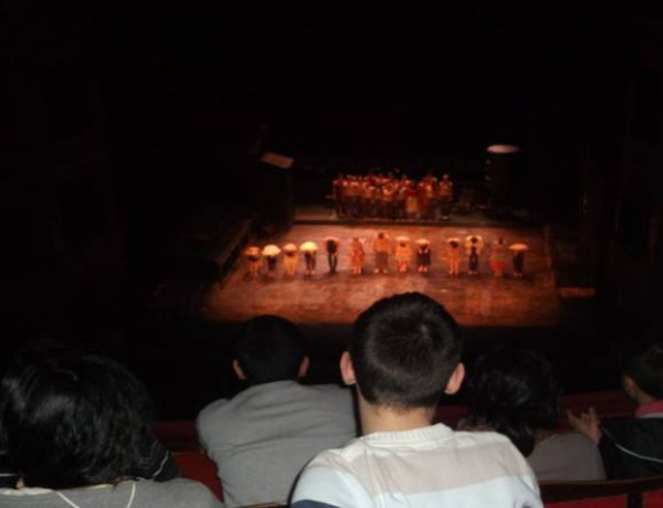 Los menores del Centro de Acogida ‘Campanar’ visitan el Teatro Principal de Valencia para asistir al preestreno solidario de la ópera “Carmen”