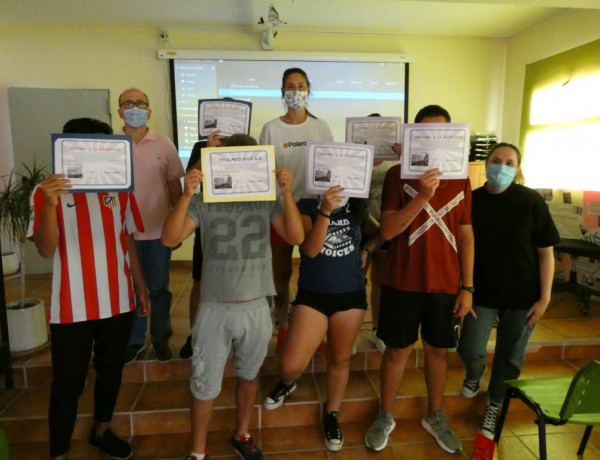 Los jóvenes atendidos en el centro ‘La Cañada’ de Fernán Caballero (Ciudad Real) reciben sus diplomas tras cumplir los objetivos del curso escolar