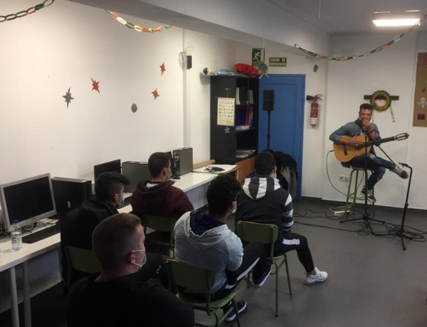 El cantautor Antonio Luz ofrece un concierto para los menores atendidos en el centro ‘Monteledo’ de Ourense