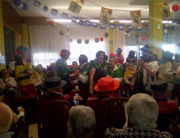 El Centro de Día de la Residencia Mixta de personas mayores ‘Armunia’ de León acerca la Feria de Abril a los residentes en carnaval