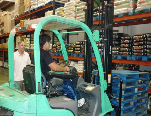 Jóvenes del programa Labor de Fundación Diagrama en Cantabria realizan un curso de ‘Técnico de almacén-Operador de carretillas elevadoras’