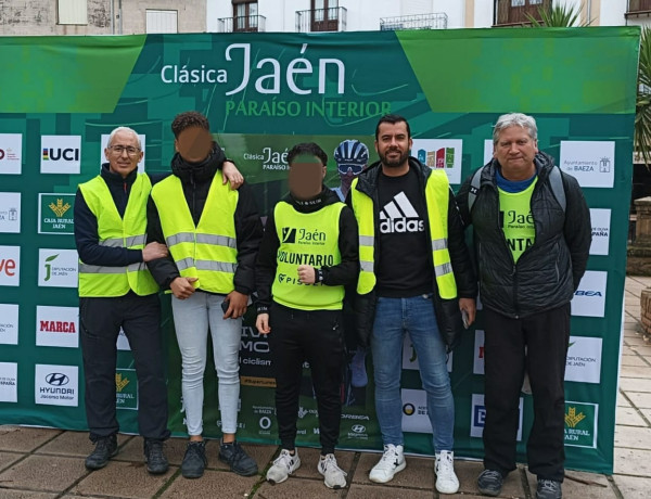 Dos jóvenes atendidos en el centro ‘Las Lagunillas’ colaboran en la organización de la carrera ciclista Clásica Jaén Paraíso Interior