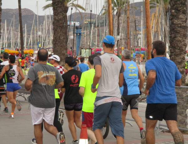 Un grupo de personas atendidas en el centro sociosanitario ‘Cristo de los Mineros’ de La Unión (Murcia) participan en la II Carrera Puerto de Cartagena