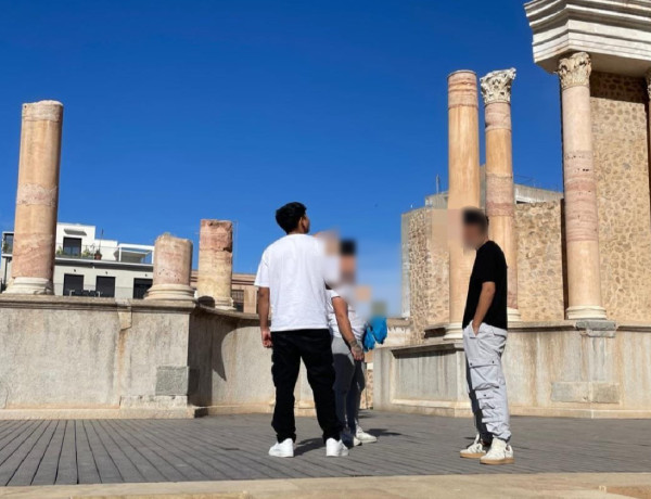 Los tres jóvenes, durante la ruta por Cartagena