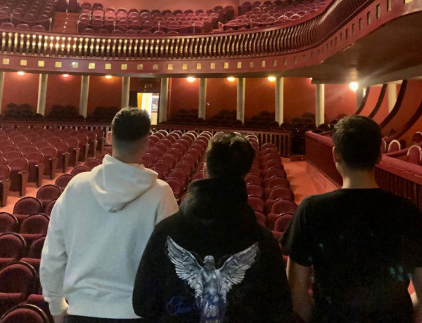 Los tres jóvenes recorren el patio de butacas del Teatro Castelar