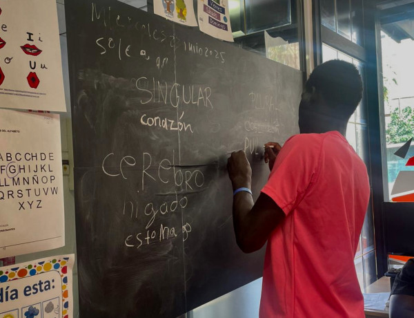 Un joven realiza ejercicios para mejorar el idioma