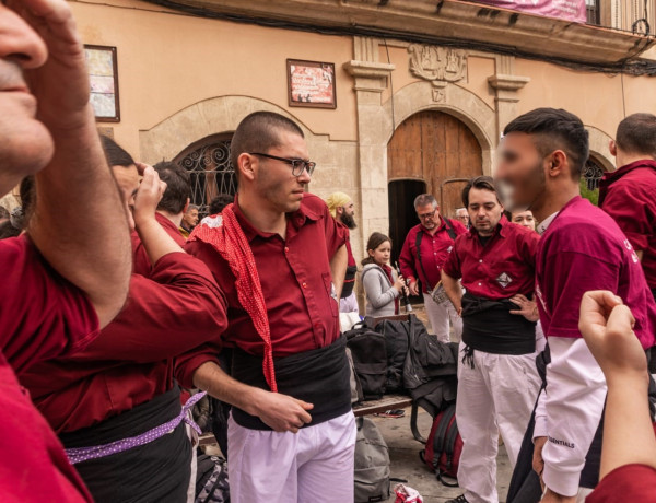 El joven, junto a su agrupación de castellers