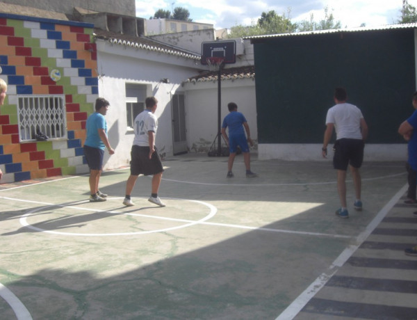 Los jóvenes atendidos en el centro ‘Anassim’ de Llanera de Ranes (Valencia) reciben la visita del ex jugador de pelota valenciana Paco Cabanes. Comunidad Valenciana 2018. 