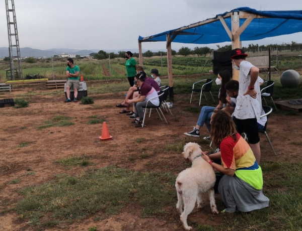 El centro canino Baracán abre sus puertas a las personas jóvenes atendidas en la residencia ‘Baix Maestrat’ de Vinarós (Castellón)