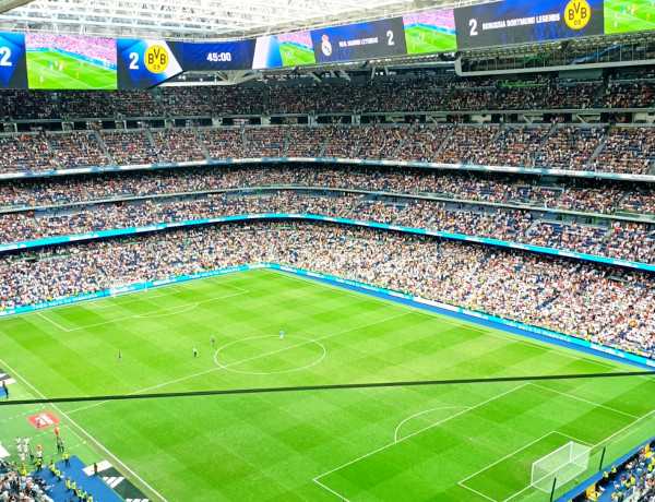 Usuarios del centro 'Casa de Campo de Madrid' asisten al Santiago Bernabéu para ver un partido de fútbol benéfico