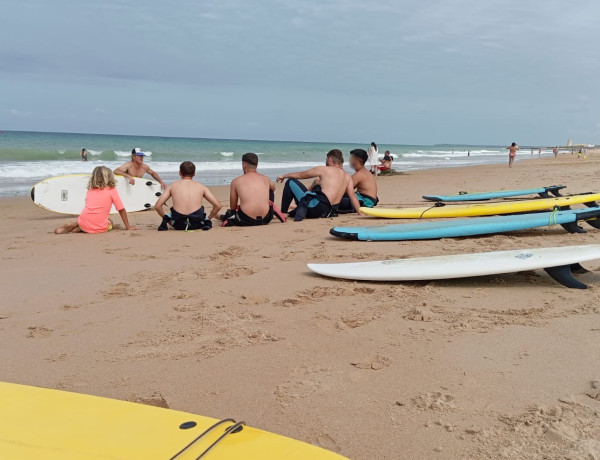 Personas jóvenes del Centro 'Odiel' participan en un curso de surf