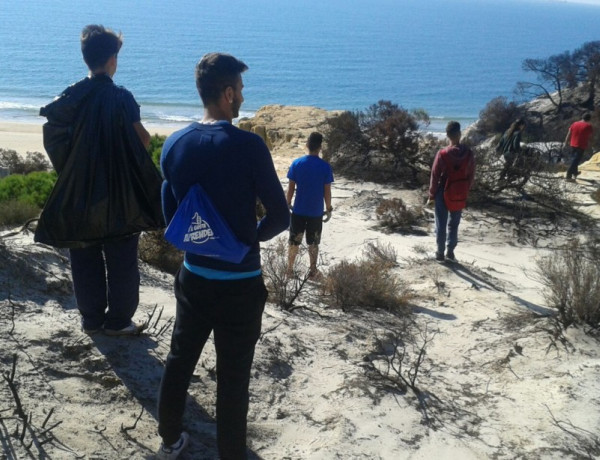 Los jóvenes atendidos en el centro ‘Odiel’ de Huelva colaboran con el programa ‘Doñana Revive’ 
